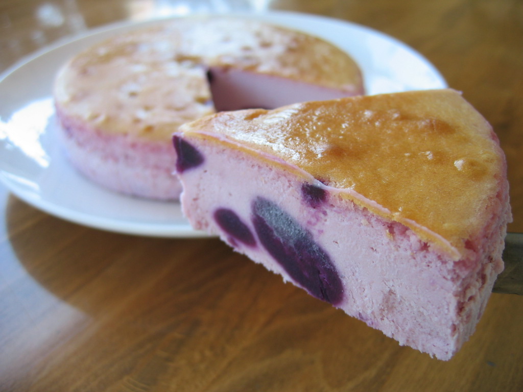 プレーンのクリームチーズケーキに鹿児島産紫いもを練りこんでおります。